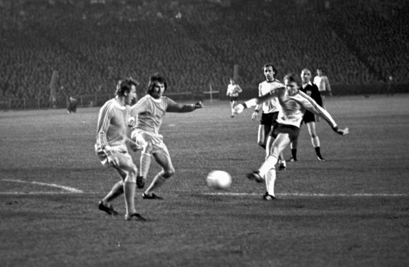 Олег Блохин наносит удар по воротам мюнхенской Баварии