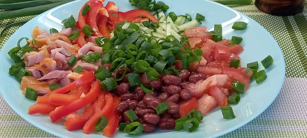 Салат из фасоли, окорочка и свежих овощей.
