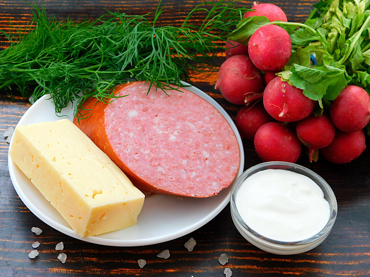 Ингредиенты для приготовления салата с редиской, колбасой и сыром