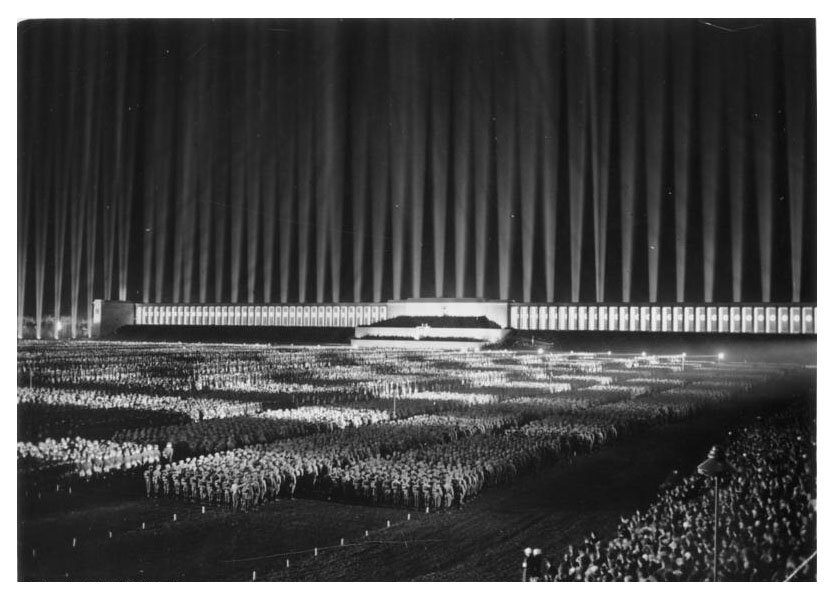 «Храм света» (Lichtdom), построенный в Нюрнберге по проекту Шпеера
