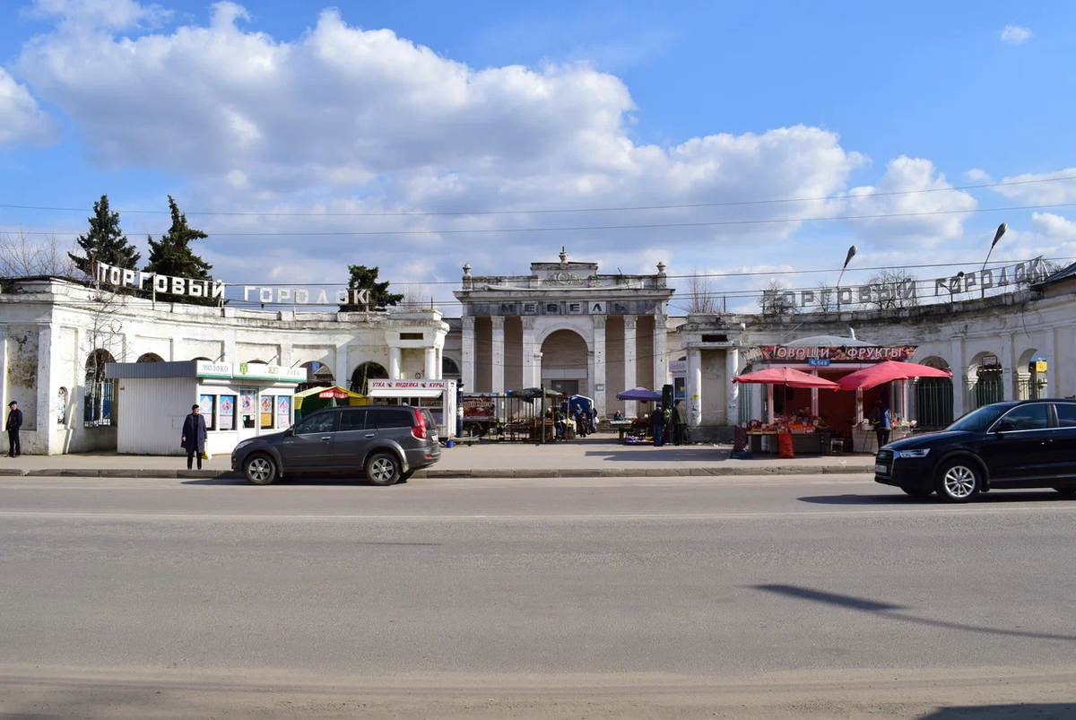 Центральный вход. Почти как в Москве. Только роль центральных ворот играет центральный павильон.  (фото из сети интернет)
