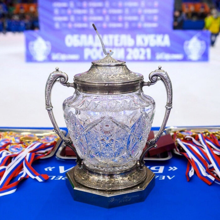 16 августа начинаются матчи первого этапа Кубка России по хоккею с мячом. Надо ли говорить, с каким нетерпением болельщики ждут старта нового хоккейного сезона. Неудивительно, что люди каждый день интересуются – когда начнется продажа билетов на кубковые матчи? Продажа абонементов должна была стартовать сегодня, 1 августа, но... не стартовала. Почему?