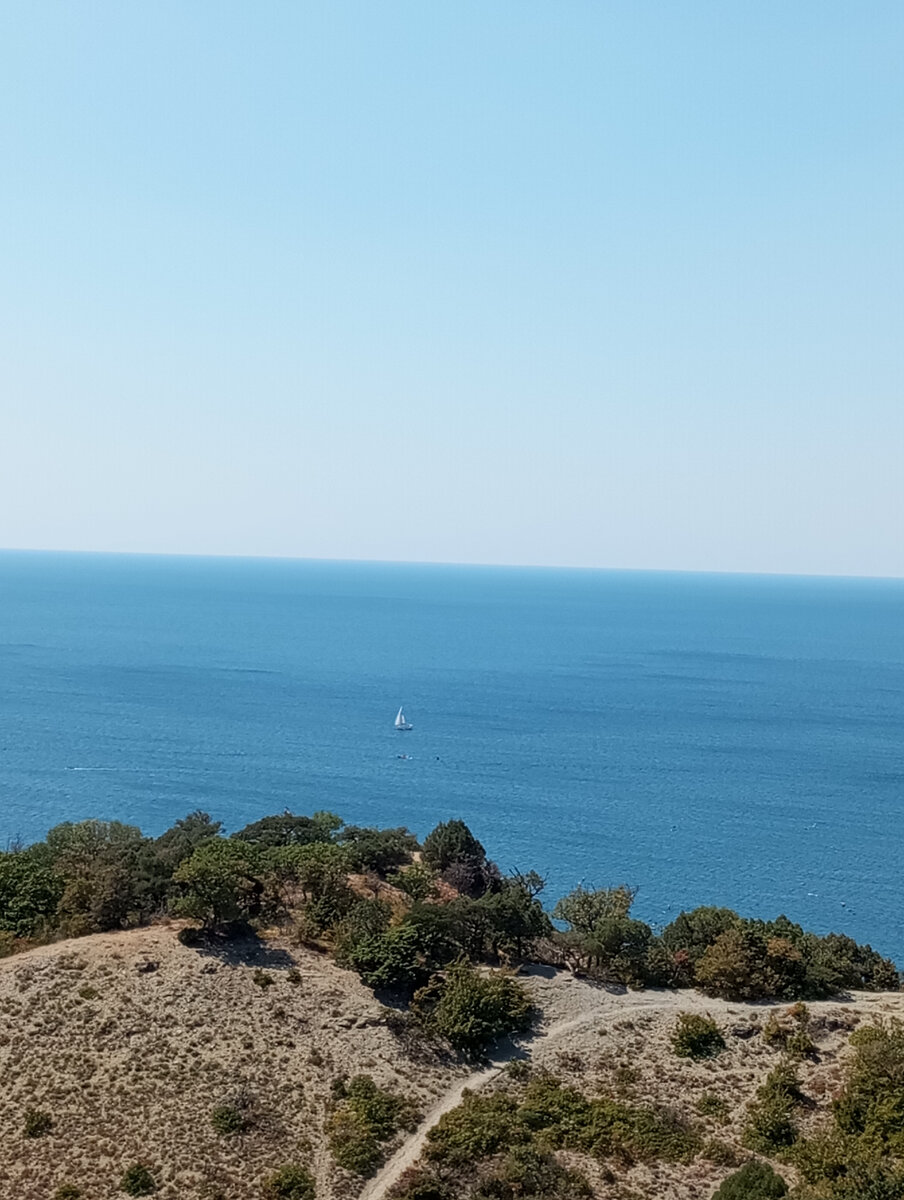 Фото автора. Вот такую бескрайнюю синюю даль даже я видела вчера впервые. Обычно я видела только участки моря в населённых пунктах. Потрясающие виды! 