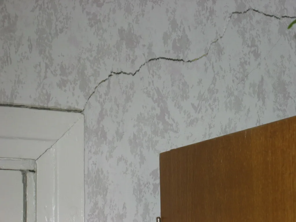 Обои трещина в стене. Трещины в перегородках. Мелкие трещины на стене. Трещина в стене в квартире. Трещина в межкомнатной стене.