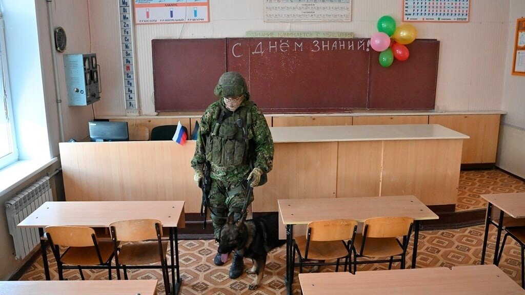     Власти Новосибирской области начали обучать учителей ОБЖ военному делу: педагогов отправляют на специальные двухнедельные курсы в палаточный лагерь.