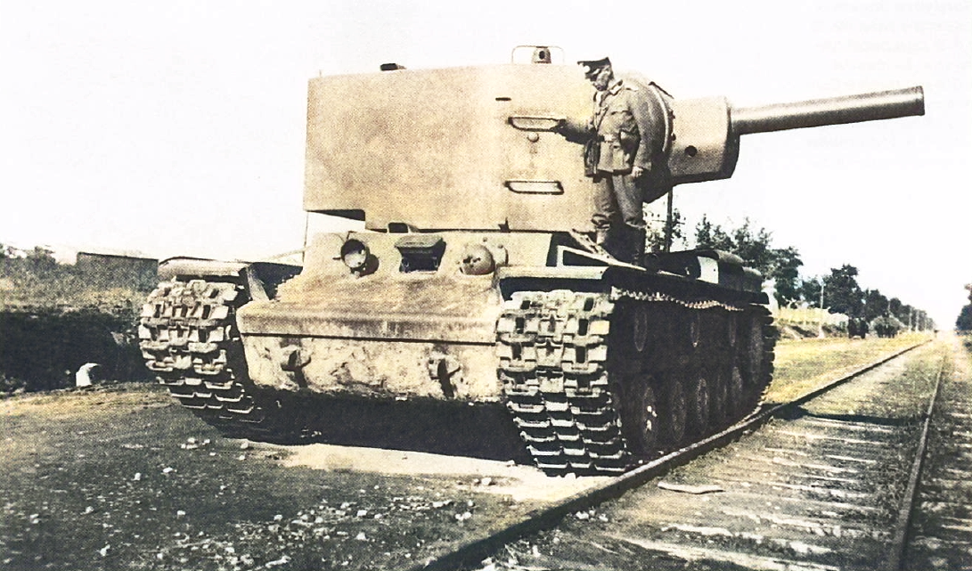 Брошенный советский тяжелый танк КВ-2