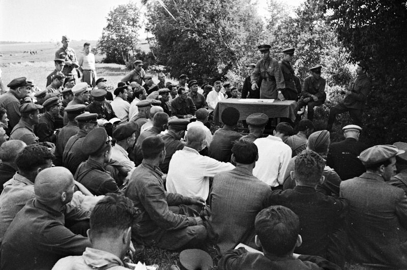 Июль 1941 года. В центре командир дивизии полковник Козлов П.С.