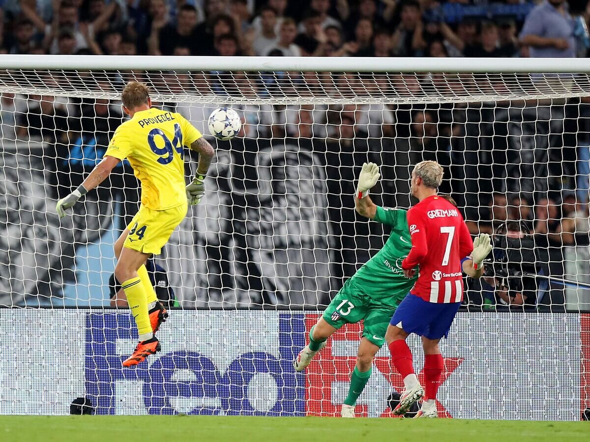    Вратарь "Лацио" Иван Проведель забивает в матче Лиги чемпионов© Фото : Пресс-служба УЕФА