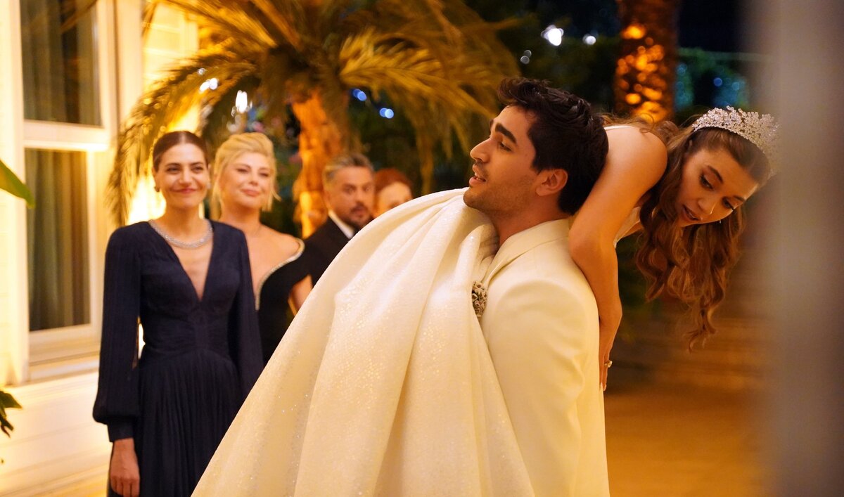 Кадр из сериала «Зимородок»