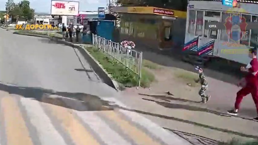 Ребенок оказался меньше чем в метре от автобуса. ФОТО: кадр видео ГИБДД Кузбасса. 