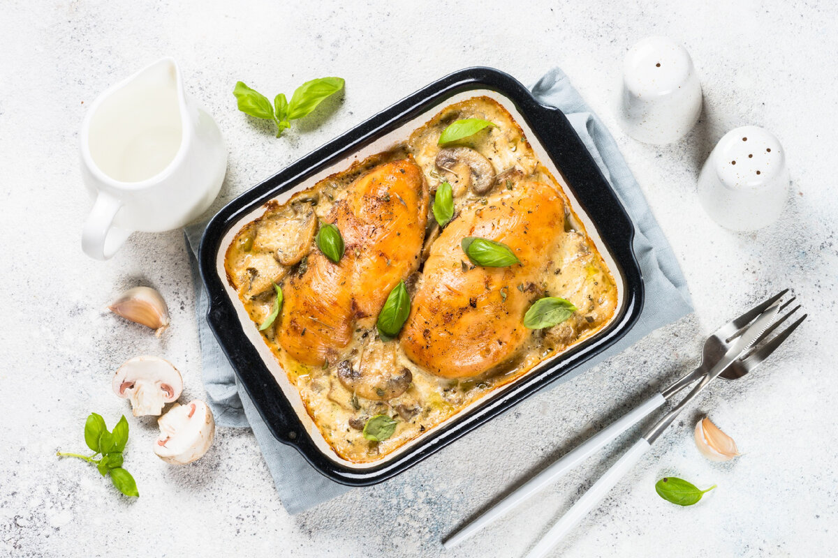 Ингредиенты: Инструкции: Этот рецепт запеченной курицы с грибами и сыром – это идеальное блюдо для обеда или ужина.