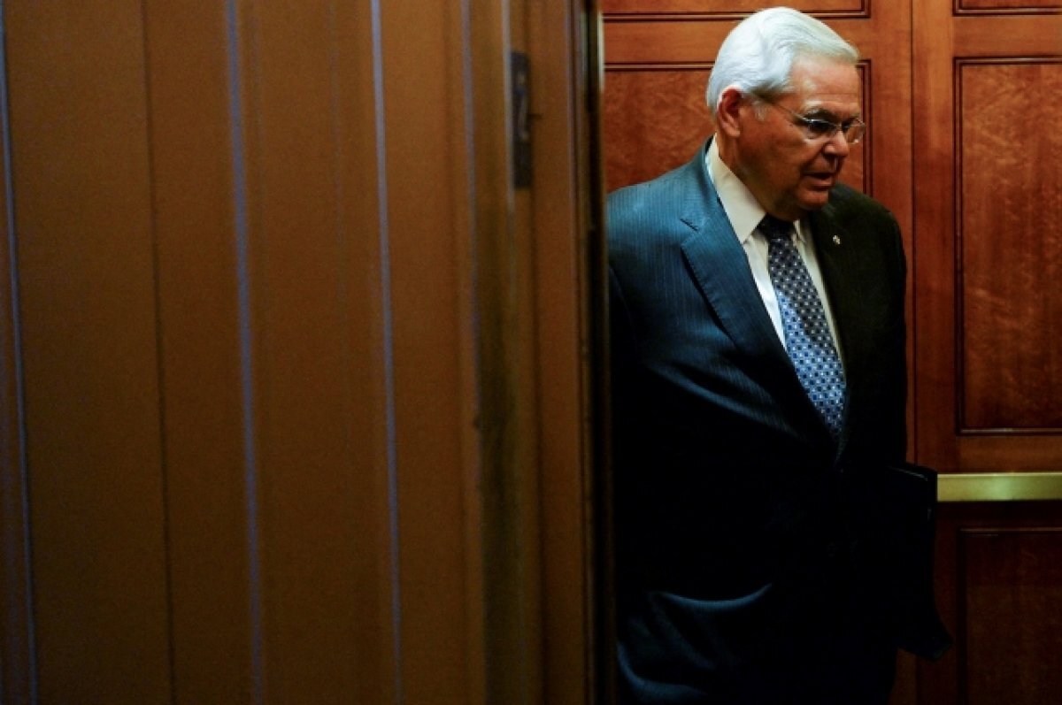    В США автора санкций против России Роберта Менендеса обвинили в коррупции