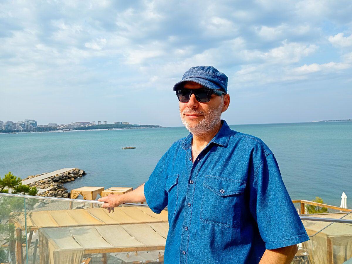 Автор рассказа и канала, Михаил Лекс. Геленджик, Чёрное море, набережная
