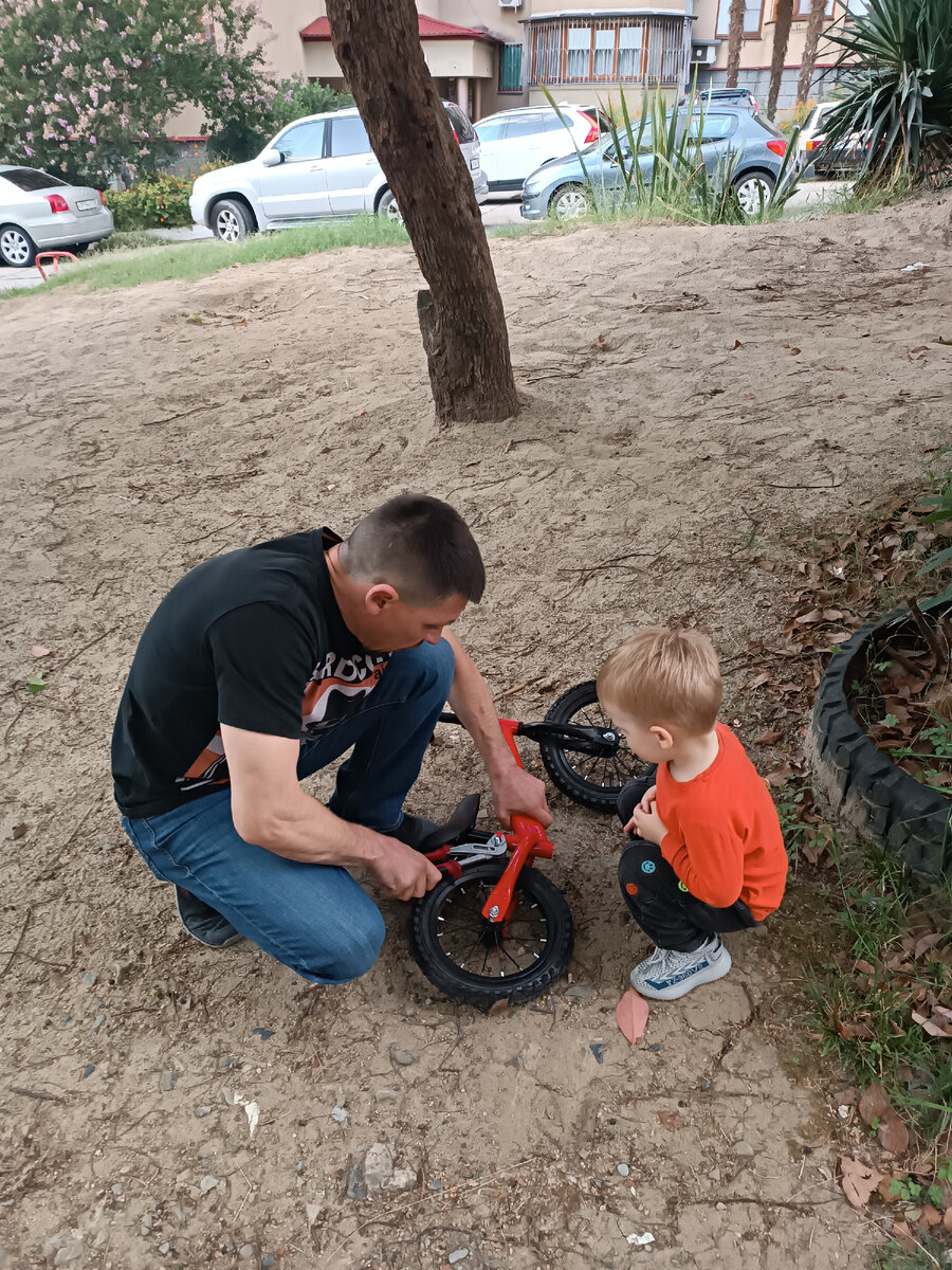 Подгоняют высоту сидения🤎 Мы выбрали беговел без подножки, без доп. колес и тормозов.