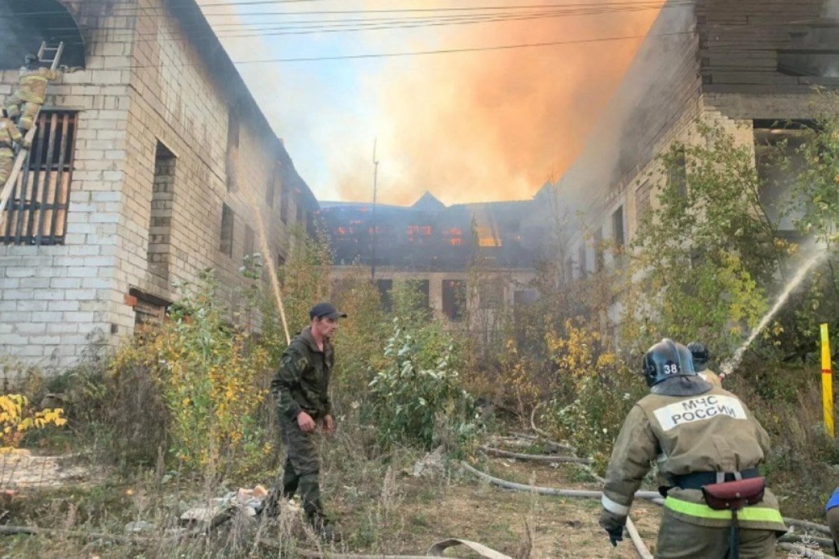    Пожар в заброшке в центре Кыштыма тушили 12 сотрудников МЧС