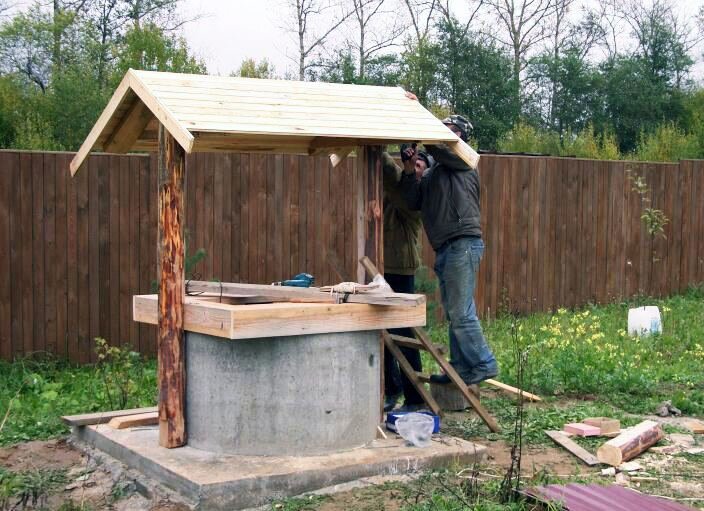 Из вышеперечисленного видно, что для обеспечения удобства пользования подобным источником нужно устанавливать домик на колодец. Он может быть открытого либо закрытого типа:
