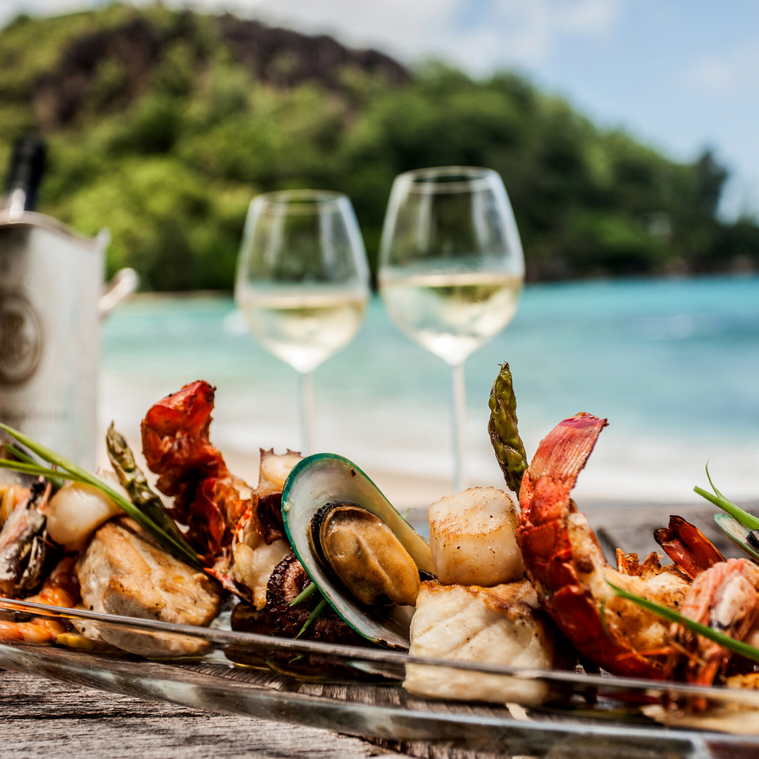 Морепродукты в море. Мальдивы морепродукты. Шампанское и морепродукты. Морепродукты в Турции. Морской ужин