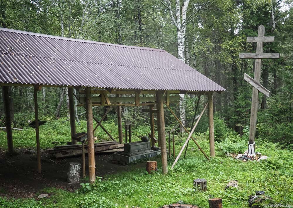 Недавно над могилой Платониды построили основательный навес