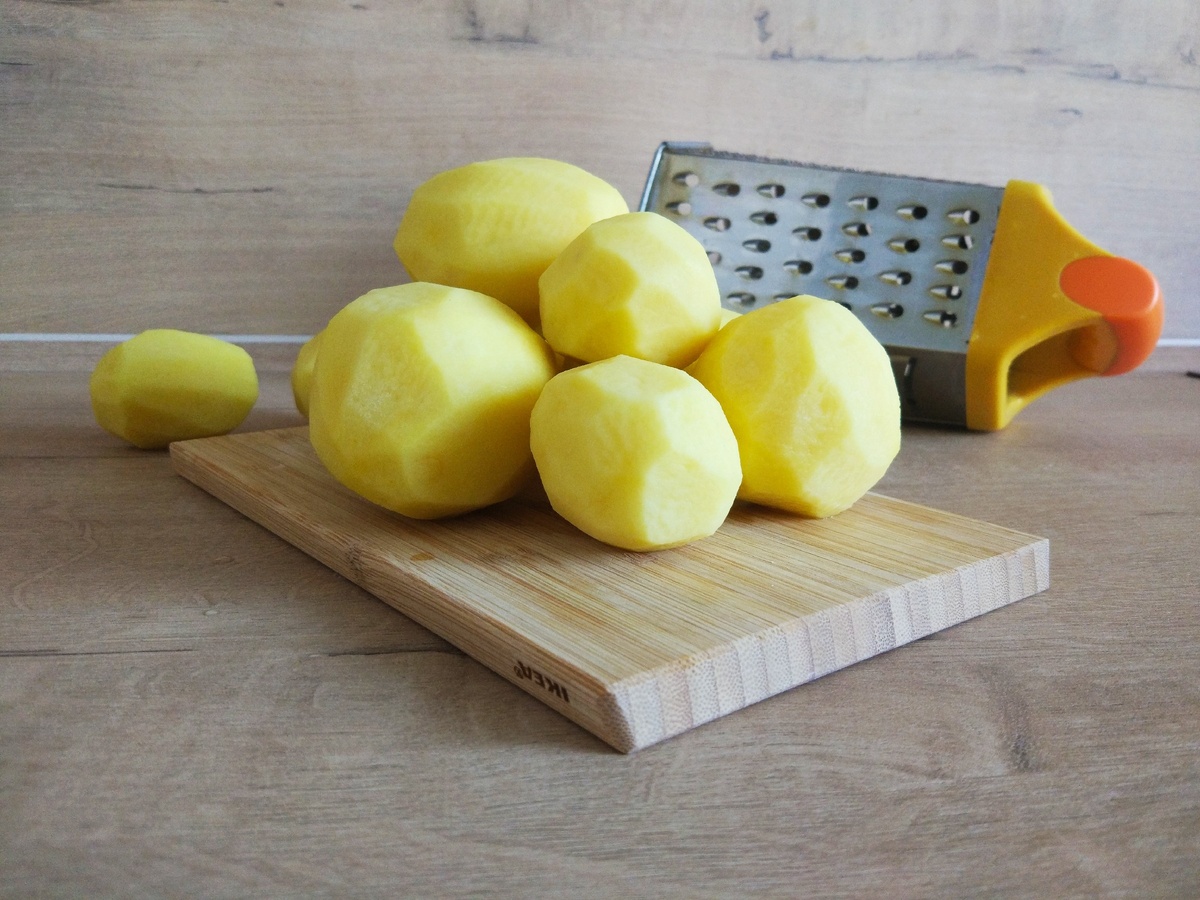 Картофель натереть на тёрке.