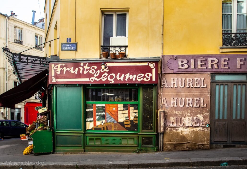 Montmartre brut. Монмартр вывеска. Монмартр кафе кролик. Монмартр Чебоксары. Магазин шоколада в Париже Монмартр.