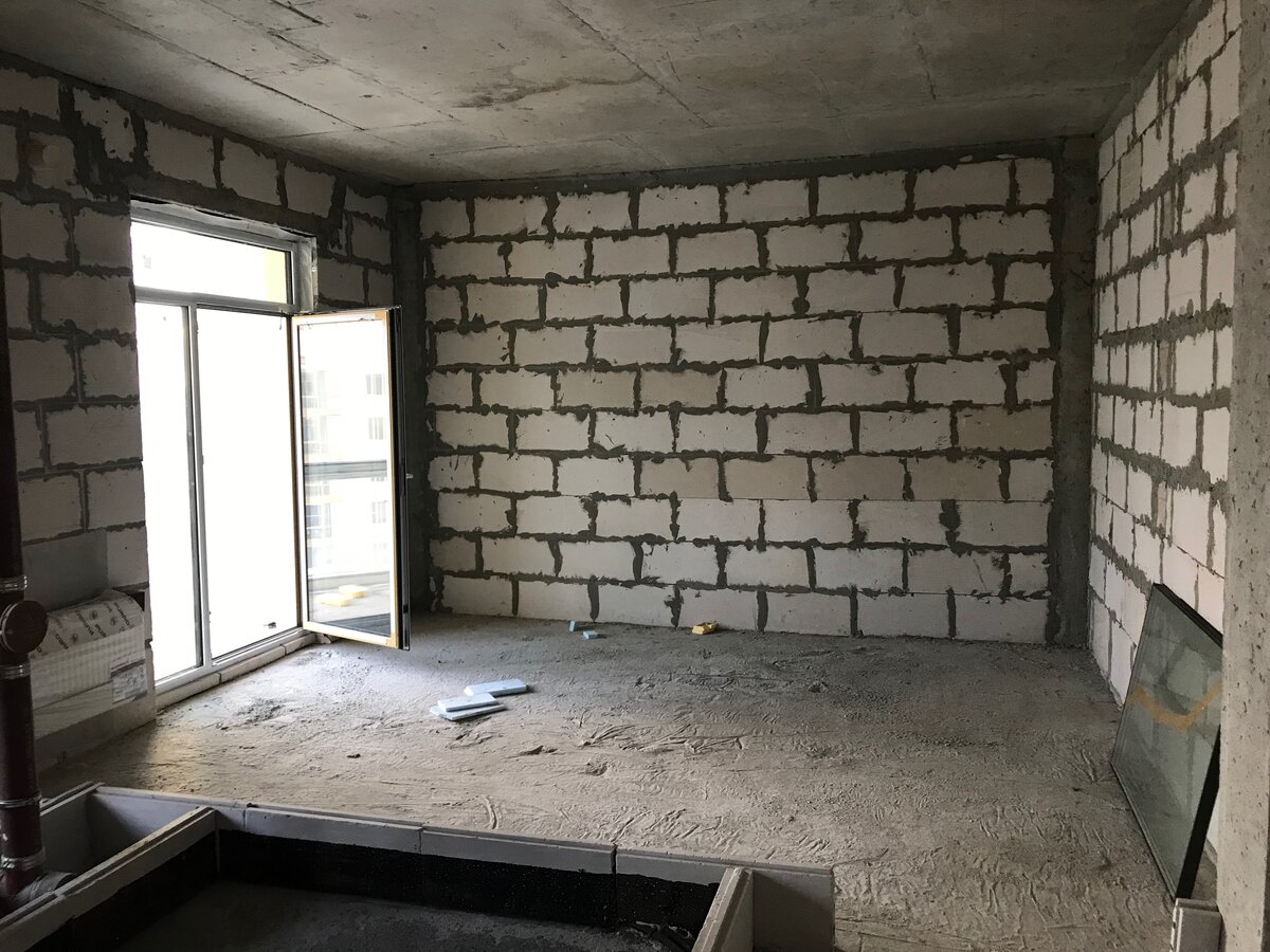 Есть небольшой мусор, но его застройщик уберет, правда не весь....