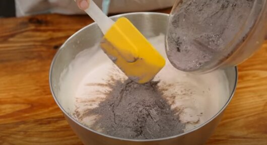 Сухие ингредиенты в яичную смесь мы добавляем частями для того, чтобы было легче вымесить тесто до однородного состояния.