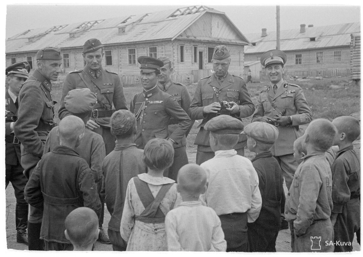 Визит военного командования в концлагерь в Петрозаводске, лето 1942. Фото: SA-Kuva