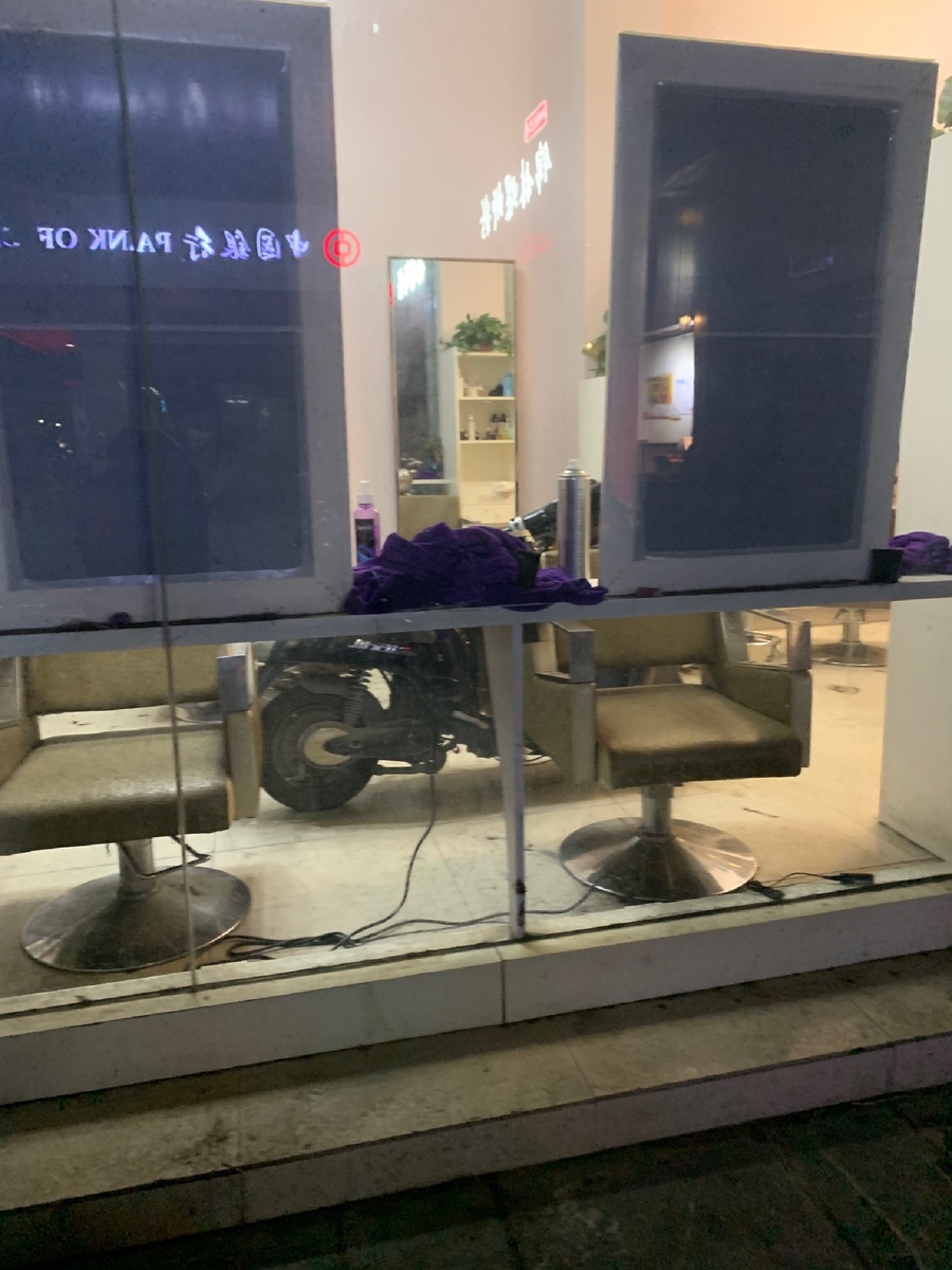 Мопед внутри парикмахерской)
