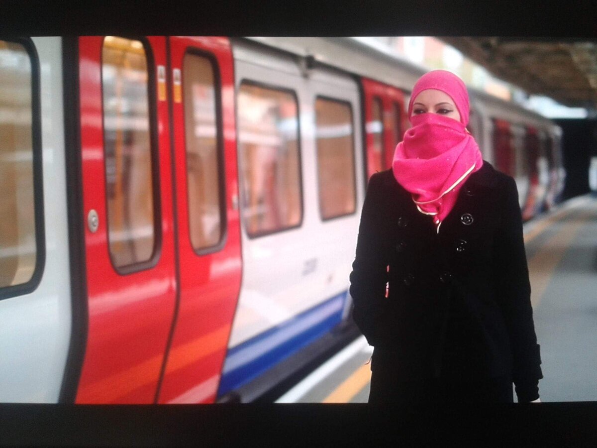Героиня на фоне поезда лондонской подземки