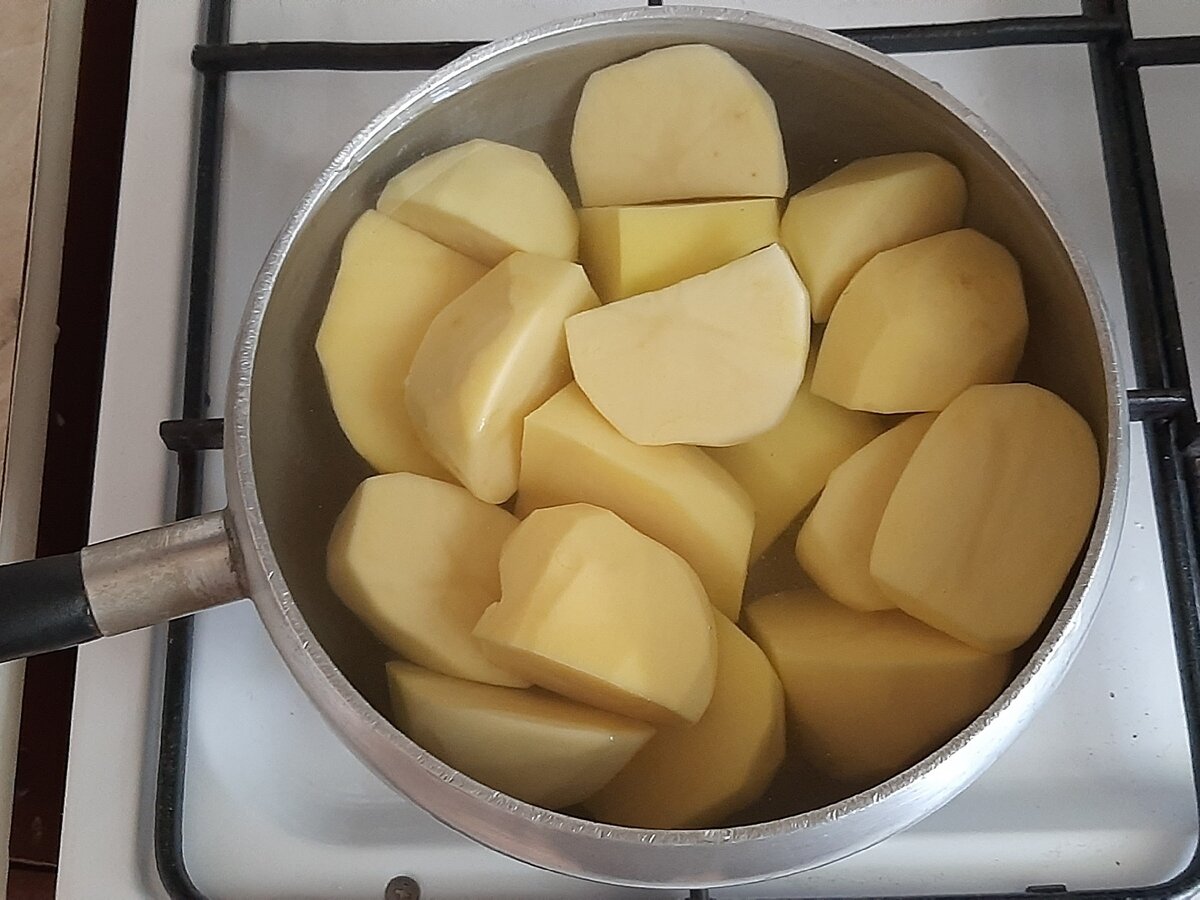 закипит - посолите, накройте крышкой и убавьте огонь до минимума