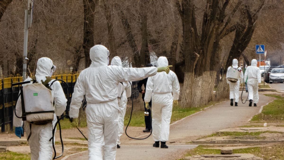 В Роспотребнадзоре выступили против резкого снятия ограничений, введенных в связи с коронавирусом. Глава ведомства Анна Попова сказала, что необходимы еще «минимум две недели жестких ограничений». 

Сроки выхода России из карантинного режима в правительстве стали обсуждать еще в начале апреля. И если тогда президент объявил нерабочие дни до 30 числа текущего месяца, то сейчас точную дату, когда закончится карантин в нашей стране в 2020 году, пока не называют.... 

На следующей неделе Владимир Путин может выступить с новым заявлением по ситуации с коронавирусом. Об этом заявил пресс-секретарь российского президента Дмитрий Песков. «Я думаю… мы услышим новые заявления главы государства с оценками наших перспектив», — сказал он в программе «Москва. Кремль. Путин» на канале «Россия-1». Песков посчитал очевидным, что выход из карантина будет поэтапным. Однако конкретные этапы, по его словам, «еще предстоит разработать». 