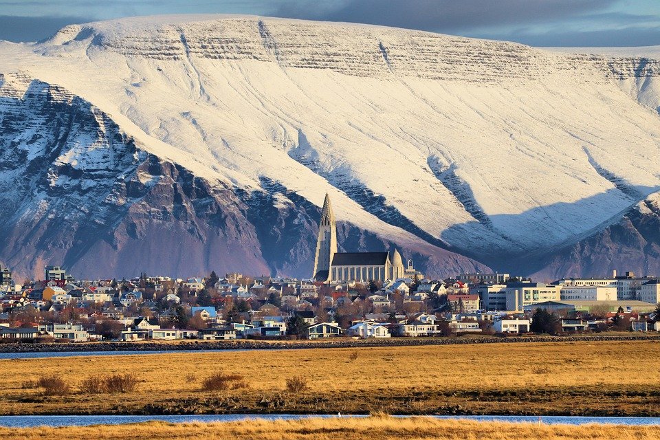 https://cdn.pixabay.com/photo/2020/04/01/20/41/iceland-4992675_960_720.jpg