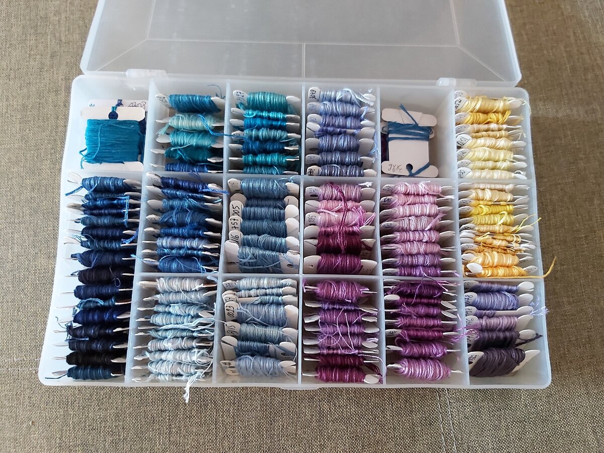 А вот так лежат внутри бокса бобинки с мулине. На каждой бобинке  написан № мулине. 