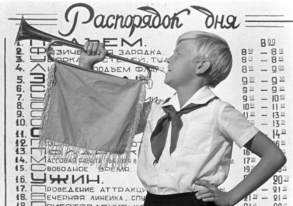      В первой части статьи (ссылочка на нее ниже)  мы рассказали об "Артеке". А вообще на территории СССР было огромное количество пионерских лагерей, через которые прошли почти все дети.-7