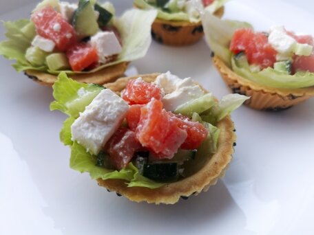 Самые вкусные тарталетки с начинкой из красной рыбы и фетаксы