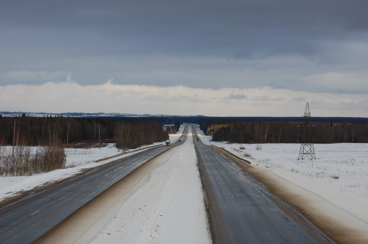 Очень грязная дорога в России. Видно, что снег на обочине становится грязным. Зима. Яндекс. Картинки