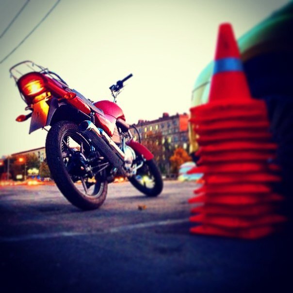 Мотоцикл Yamaha YBR 125 на учебной площадке.