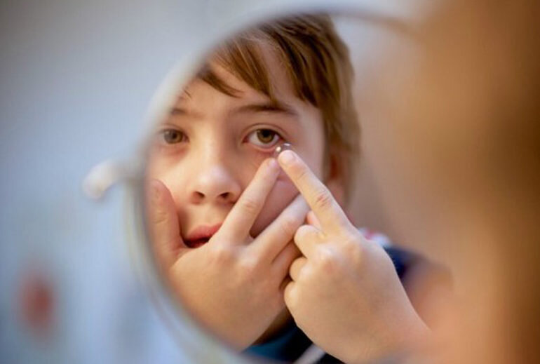 После правильного обучения, дети могут легко справляться с линзами