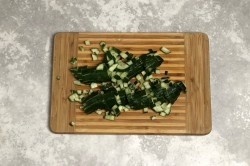 ШАГ 2:
Приготовление салата заключается в нарезке всех ингредиентов. Огурец режем мелкими кубиками. Если кожица у него твердая, то лучше ее почистить.