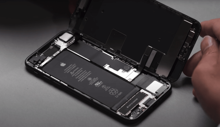 Аккумулятор у iPhone SE 2020 такой же, как у iPhone 8, но живёт новинка дольше своего предшественника 