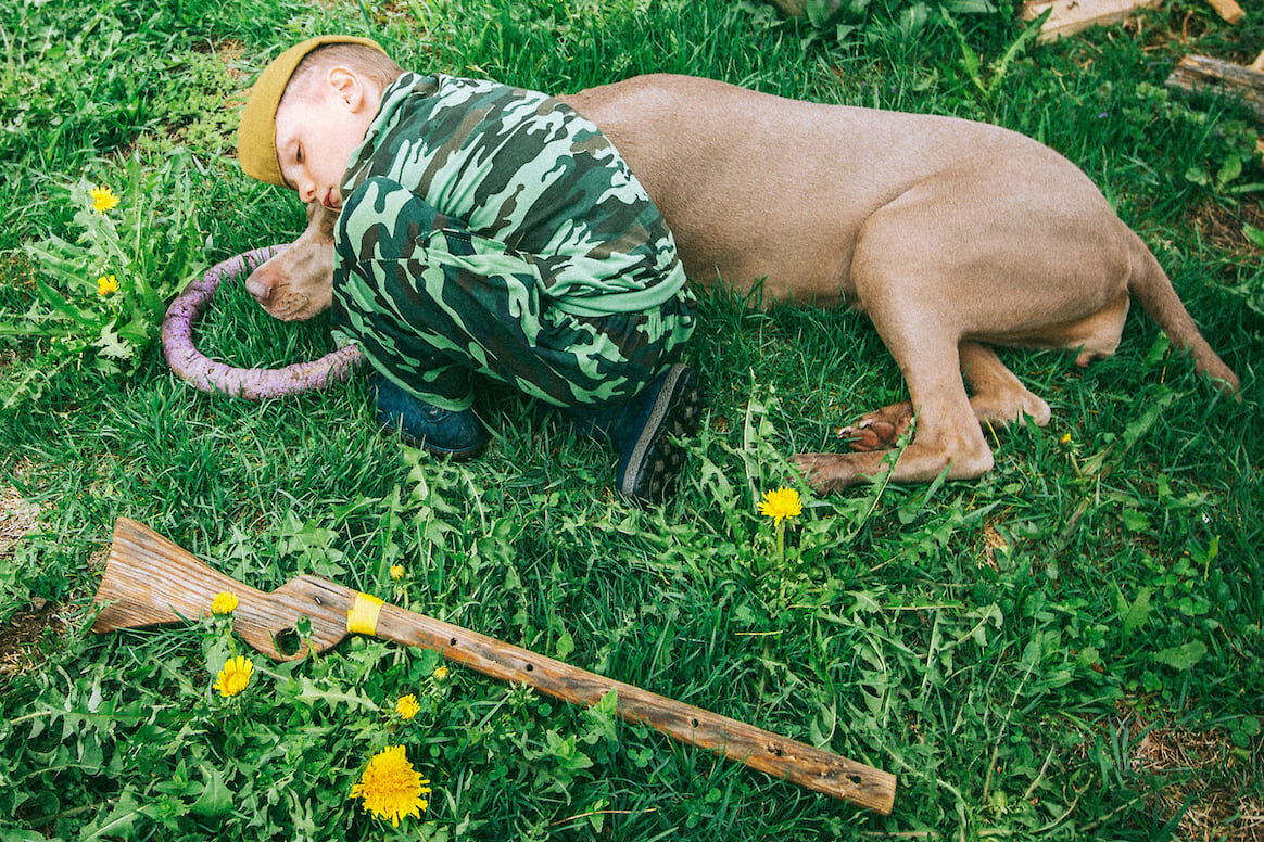 Деревянную винтовку Косте сделал отец
