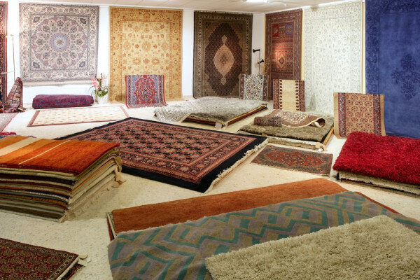 https://static6.depositphotos.com/1053932/551/i/950/depositphotos_5510918-stock-photo-arabic-carpet-shop-exhibition-colorful.jpg