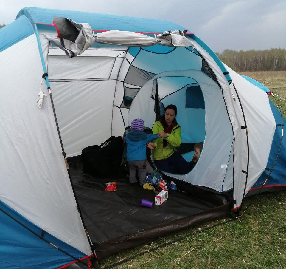 Обитаемый объем в кемпинговой палатке конечно огромный
