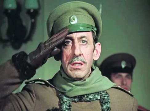 Басов в роли штабс-капитана Мышлаевского в фильме "Дни Турбиных"