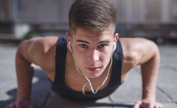 Все мы понимаем, что в 14 лет у тебя нет денег на зал, а экономить на булочках в школьной столовой тоже не вариант, потому что без пропитания массу ты не наберешь.