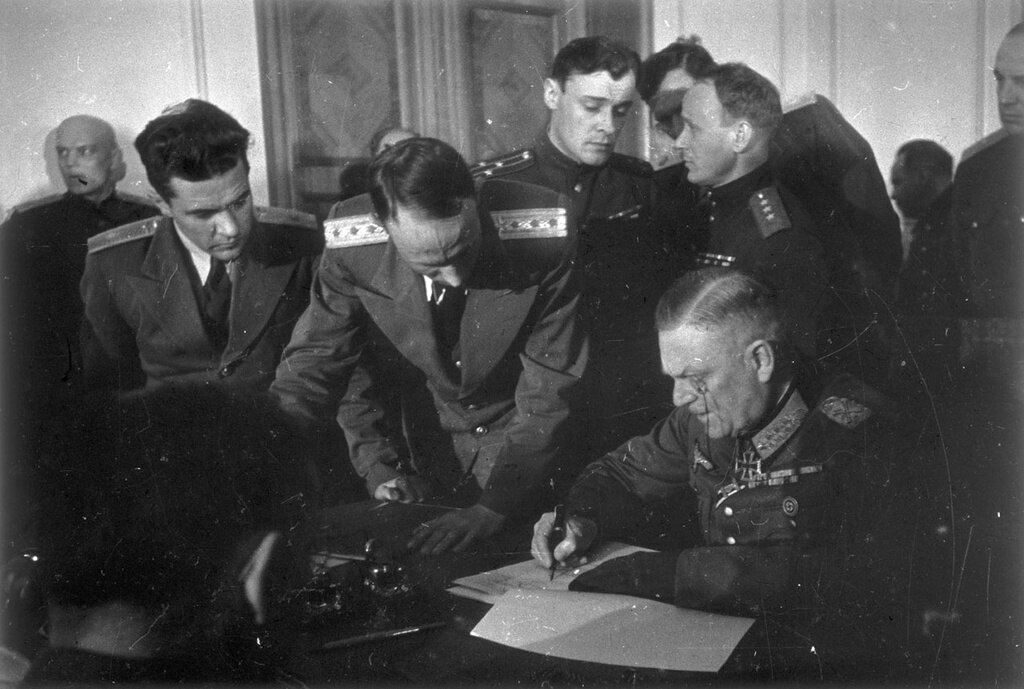 Подписание акта о безоговорочной капитуляции Германии Кейтелем, 8 мая 1945 г. 