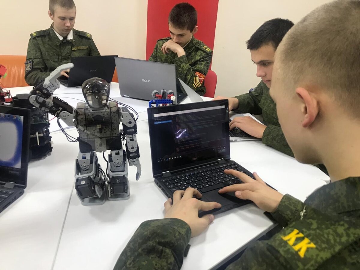 Кадеты Радумльского лицея-интерната на занятиях по робототехнике
