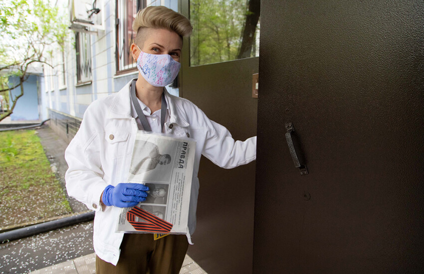 Более 20 тысяч добрых дел совершили московские соцпомощники и волонтеры за майские праздники. Они доставляли людям на самоизоляции продукты, лекарства, гуляли с питомцами и консультировали по поводу новых выплат.