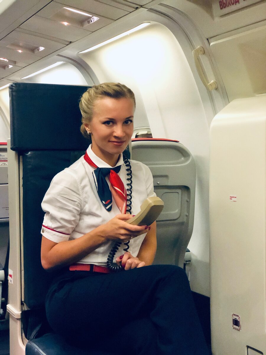 На этом фото я не собираюсь говорить по интерфону, а собираюсь сделать фото. 