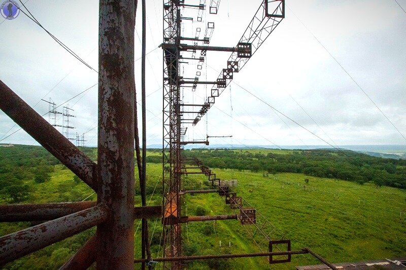 Кв связь. Комплекс кв-связи. Антенный комплекс в Настасьино. Антенный комплекс возле Уссурийска. Антенный комплекс заброшенный огромный как стена.